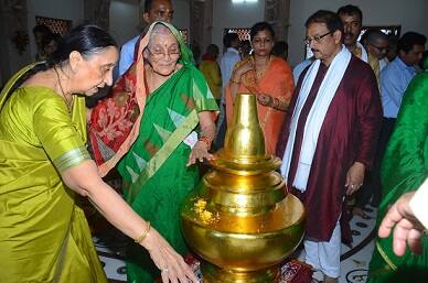 મંદિરના દાતા પરિવાર શ્રી સરસ્વત સીંઘ પરિવાર તેમજ પ.પૂજ્ય મોરારી બાપુ, સંતો-મહંતો, શ્રી સોમનાથ ટ્રસ્ટના ચેરમેન કેશુભાઈ પટેલ, ટ્રસ્ટી સેક્રેટરી શ્રી પી.કે લહેરી, ટ્રસ્ટી જે.ડી પરમાર દ્વારા મૂર્તિ પ્રાણ પ્રતિષ્ઠા કરાયા પછી કળશ પુજા, શિખર પ્રતિષ્ઠા, સ્નપનવિધિ, આરતી તેમજ ધ્વજારોહણ જેવી અનેક વિધિઓ ત્રિદિવસીય પ્રાણ પ્રતિષ્ઠા દરમિયાન પુરી કરી હતી.