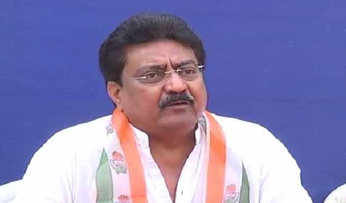 તેના જવાબમાં રાજકોટની પૂર્વ બેઠકના કોંગ્રેસના ધારાસભ્ય ઈન્દ્રનીલ રાજ્યગુરુએ વિજય રૂપાણીના પડકારને ઝીંલી લીધો હતો. અને જણાવ્યું કે, વિજયભાઈની આ ચેલેન્જનો હું સ્વીકાર કરું છું, સાથે તેમને પણ ચેલેન્જ આપું છું કે, ભાજપના 22 વર્ષના શાસનમાં ખરેખર કોંગ્રેસ કરતા ભાજપે વધુ વિકાસ કર્યો હોય તો તે જનતા સામે જાહેરમાં ચર્ચા કરવામાં પાછા ન પડે. વિજયભાઈ જ્યાં કહેશે ત્યાં હું મારા ખર્ચે બધી વ્યવસ્થા કરી આપીને હું ત્યાં આવવા તૈયાર છું.