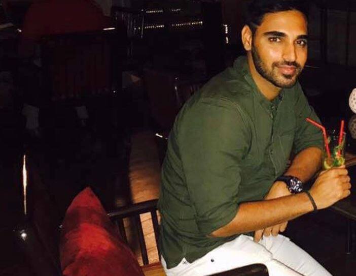 નવી દિલ્લી: ભારતીય ક્રિકેટર ભુવનેશ્વર કુમારે હાલ સોશલ મીડિયા પર શેર કરેલી ફોટોને લઈને ખૂબ ચર્ચામાં છે. ઝડપી બોલર ભુવનેશ્વરે ઇન્સ્ટાગ્રામ પર પોતાની ગર્લફ્રેન્ડ નુપુર નાગાર સાથેનો ફોટો શેર કર્યો છે. તેના પહેલા ભુવનેશ્વરે 11 મેના રોજ એક તસવીર શેર કરી હતી જેમાં સાથે બેઠેલા વ્યકિતની તસવીર છુપાવવમાં આવી હતી. આ એજ તસવીરનો ભાગ છે. 