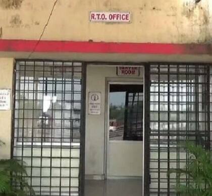 ઘટના બન્યા બાદ લૂંટારૂની કડી મેળવવા પોલીસે તસ્દી લીધી હતી જોકે, લૂંટારૂઓને પકડવા માટે હાઇવે ઉપર પીછો પણ કરાયો હતો જોકે, લૂંટારૂઓ હવામાં ઓગળી ગયા હતા. પોલીસે ચાર રસ્તા વિસ્તારની દુકાન, બેંક અને હોટલના સીસી ટીવી ફૂટેજ ચેક કરતા બે લૂંટારૂઓ પ્રથમ બાઇક ઉપર થોડે સુધી અને ત્યારબાદ એક રીક્ષામાં બેસીને પલાયન થઇ ગયા હતા.