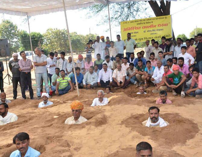 ખેડૂતોએ આરોપ લગાવ્યો છે કે, મગફળીનો પાક પર પણ બુલડોઝર ફેરવી નાશ કરવામાં આવ્યો છે. એક ખેડૂતે જણાવ્યું કે ભથ્થાના નામ પર સરકાર અમારી જમીન હસ્તગત કરી બીજે આપવા માગે છે પરંતુ તેના બદલામાં લીઝ માંગી રહી છે. 