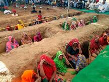 જમીન હસ્તગત કરવાના નિર્ણય સામે ખેડૂતોએ સમાધિ બનાવી કર્યું પ્રદર્શન