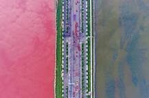 ચીનમાં અજીબો ગરીબ પ્રકારનું તળાવ,  ઋતુ પ્રમાણે બદલાય છે રંગ