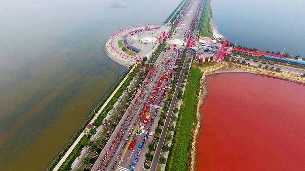 યુનચેંગ તળાવ દુનિયાના એવા ત્રણ તળાવોમાનું એક છે જેમાં સોડિયમ સલ્ફેટ મળી આવે છે. આ તળાવમાંથી મીઠું પણ બનાવવામાં આવે છે. 