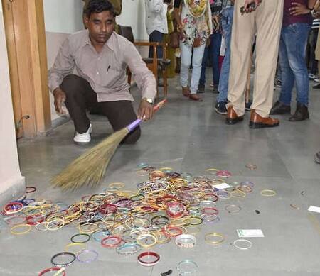 વાઈરલ થયેલી ઓડિયોમાં શહેર ભાજપ પ્રમુખ ‘વહીવટ’માં સંકળાયા હોવાની અને શહેર ભાજપ કાર્યાલય બનાવવામાં પણ ભ્રષ્ટ અધિકારીએ સહકાર આપ્યાના સંવાદો હોઇ ગુરુવારે કોંગ્રેસના કાર્યકરોએ ભાજપ કાર્યાલયે હલ્લાબોલ કર્યો હતો. કોંગ્રેસના આગેવાનોએ ભાજપ કાર્યાલય પર ‘ભ્રષ્ટાચારના પૈસે બનેલું ભાજપ કાર્યાલય નૈતિકતાના ધોરણ તાત્કાલિક ખાલી કરો’ લખેલું બોર્ડ ટાંકી દીધું હતું. પોલીસે 26 કાર્યકરોની અટકાયત કરી હતી.