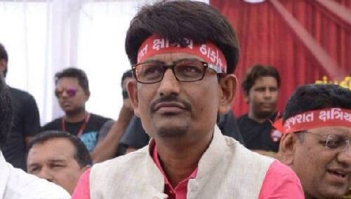 દારૂના દૂષણથી રાજ્યના 4,000 ગામડાંઓને મુક્ત કરાવ્યા હોવાનો દાવો કરતાં તેમણે કહ્યું કે, અમે આ સમાજને થઈ રહેલાં અન્યાયના ઉકેલ માટે શાંતિપૂર્વક લડત આપી રહ્યા છીએ, પરંતુ સરકાર અમારા સંયમ અને વિનમ્રતાને મજબૂરી સમજી રહી હોય તેવું લાગી રહ્યું છે પરંતુ તેમનું આ વલણ સરકારને આગામી ચૂંટણીમાં ભારે પડશે. ઓબીસી સમાજના પ્રશ્નો-હકની આડમાં પોતાની રાજકીય મહત્વાકાંક્ષા પોષતા હોવાના સવાલના જવાબમાં તેમણે કહ્યું કે, અમારી લડાઈ પદ કે પ્રતિષ્ઠા માટેની નથી.