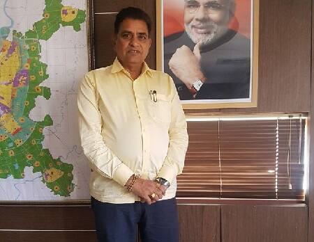 મ્યુનિ.હેલ્થ ખાતાએ મોડી રાતે દોડધામ કરી એસ.જી.હાઇવે ઉપર ચાલતાં શંભુ કોફી બારને સીલ મારવા જેવી કાર્યવાહી કરી તેનો મુદ્દો ઉઠાવતાં ગૌતમભાઇ પટેલે આખા શહેરમાં રાતનાં સમયે ખાણીપીણીનો ધંધો ધમધોકાર ચાલે છે ત્યાં પણ આવી કાર્યવાહી કરો કે કેમ તેવો સવાલ કરતાં હેલ્થ અધિકારી એક તબક્કે મુંઝાઇ ગયા હતા, પછી તમે કહેજોને અમે કાર્યવાહી કરાવીશું તેવો ઉડાઉ જવાબ આપ્યો હતો. ભાવનાબેન પંડ્યાએ પણ તેમાં સુર પુરાવતાં કહ્યું કે, હેલ્થ ખાતાવાળા રાત્રે જતાં હોય તો અમે પણ ફરિયાદ કરીએ. અન્ય મહિલા સભ્ય પુષ્પાબેન મિસ્ત્રીએ ગરીબ આવાસ યોજનાઓમાં યોગ્ય દેખરેખનાં અભાવે અસામાજિક તત્વો દુરુપયોગ કરતાં હોવાનું અને લોકોને છેતરી ભાડે મકાન પધરાવી દેતાં હોવાની રજૂઆત કરી હતી.