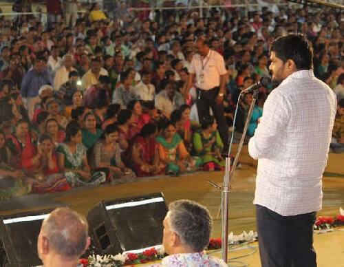 થોડા સમય પહેલા મોદીએ રાજકોટ 9 કિલોમીટર જેટલો રાજકોટના આજી ડેમથી લઇ એરપોર્ટ સુધી રોડ શો કર્યો હતો. હાર્દિક આ જ રૂટ પર રોડ શો કરશે તેવી ચર્ચાએ જોર પકડ્યું છે. આ માટે હાર્દિક બેઠક કરી રણનીતિ ઘડી રહ્યો છે. આગામી દિવસોમાં હાર્દિકનું ફોક્સ રાજકોટ રહે તેવું સૂત્રો જણાવી રહ્યા છે.