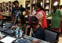 સોનાની ખરીદી કરવા રવિન્દ્ર જાડેજા શો રૂમ પહોંચ્યો, કોના માટે કરી ખરીદી?