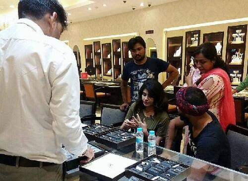 તેમજ રાજકોટમાં પણ તે પોતાની પુત્રીના ચેક માટે હોસ્પિટલ ગયો હતો ત્યારે પત્ની અને પુત્રી સાથે રસ્તા પર જોવા મળ્યો હતો.