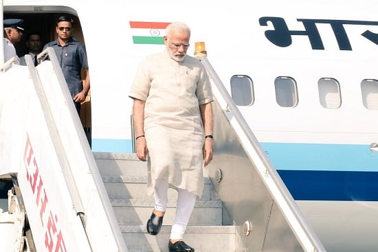 દ્વારકામાં વડાપ્રધાન મોદી આજે સવારે બેટ દ્વારકા સીગ્નેચર બ્રિજનું ખાતમુહુર્ત કરશે. બ્રીજ બનતા બેટ દ્વારકા આવતા જતા પ્રવાસીઓને ફાયદો થશે. વડાપ્રધાન મોદીનું પબુભા માણેક ઓખાઈ પાઘડી પહેરાવી સ્વાગત કરવામાં આવશે.