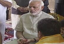 દ્વારકા મંદિરે PM મોદીએ આરતી ઉતારીને કરી પૂજા, દાનપેટીમાં કર્યું દાન