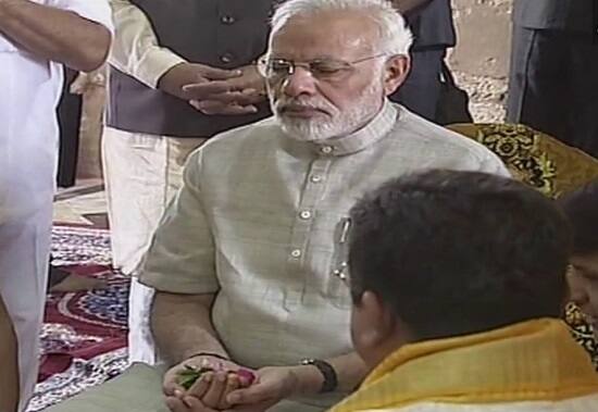 દ્વારકા: ભારતના વડાપ્રધાન નરેન્દ્ર મોદીનું જામનગર એરપોર્ટથી દ્વારકા પહોંચ્યા હતાં. ભગવાન શ્રી દ્વારકાધીશના દર્શન કર્યા અને પાદુકાનું પણ પૂજન કર્યું હતું. જ્યારે શીશ ઝૂકાવીને આરતી ઉતારીને પૂજા કરી હતી. જોકે મહત્વની વાત એ છે કે દાન પેટીમાં નરેન્દ્ર મોદીએ દાન કર્યું હતું. જ્યારે મંદિરની બહાર આવતાં જ મોદીને મળવા માટે લોકો દોડી આવ્યા હતાં જ્યાં મોદી તમામને હાથ મીલાવ્યો હતો. નરેન્દ્ર મોદીએ એક મહિના ત્રણવાર ગુજરાતની મુલાકાત લીધી હતી. નરેન્દ્ર મોદી અનેક વખત દ્વારકાની મુલાકાત લઈ ચુક્યા છે જોકે આજે વડાપ્રધાન બન્યા બાદ પહેલી વખત દ્વારકામાં ભગવાન શ્રી દ્વારકાધીશના દર્શન કરવા પહોંચ્યા. 