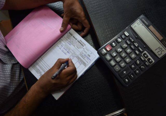 GST કાઉન્સિલે કમ્પોઝિશન યોજના અપનાવનારી કંપનીઓ માટે કારોબારની સીમા 75 લાખ રૂપિયાથી વધારીને 1 કરોડ કરી નાંખી છે. આ યોજના અંતર્ગત SMEને વધારે ઔપચારિકતાઓમાંથી પસાર થવું નથી પડતું અને તેમને ટેક્સ ભરવામાં 1થી 5 ટકા સુધીની સુવિધા આપવામાં આવી છે.