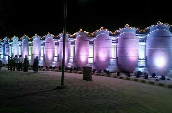 શહેરમાં જાણે કે દિવાળી પહેલા દિવાળી આવી ગઇ હોય એ રીતે રોશનીનો ઝળહળાટ અને ઝગમગાટ જોવા મળે છે. એક નજરે જોતા એવું લાગે છે કે શહેરને પણ ટક્કર મારે તેવું લાગી રહ્યું છે. 
