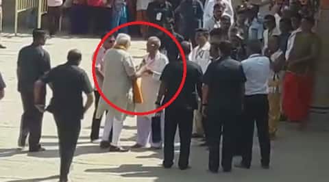 PM મોદીએ કોને મળવા રોક્યો કાફલો, આ વ્યક્તિ કોણ છે? PM મોદીએ કોને મળવા રોક્યો કાફલો, આ વ્યક્તિ કોણ છે?