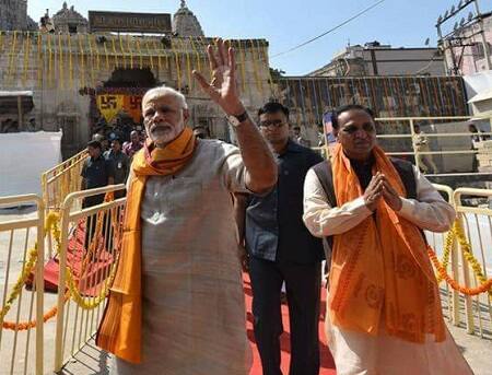 નરેન્દ્ર મોદી જામનગરથી તેઓ હેલિકોપ્ટર દ્વારા સીધા દ્વારકા પહોંચ્યા હતાં. મોદીએ દ્વારકાધીશ દર્શન કરી ચરણપાદુકાની પૂજા કરી હતી. ત્યારબાદ દ્વારકા-ઓખા સિગ્નેચર કેબલ સ્ટેટ બ્રિજનું ખાતમૂહુર્ત કર્યું હતું. 