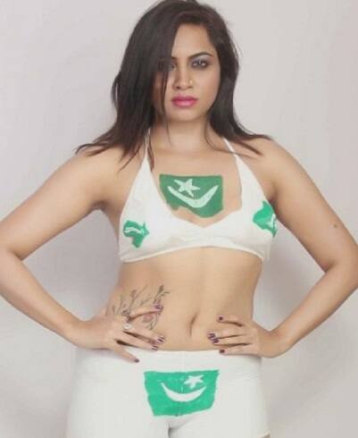  અર્શી ખાને વર્ષ 2015માં ખુલાસો કર્યો હતો કે રાધે માં દેહ વ્યાપારનો ધંધો ચલાવે છે. અર્શી ખાને આરોપ લગાવ્યો કે રાધે માંએ તેને પણ પોતાના ધંધામાં સામેલ થવાની ઓફર આપી હતી જેને તેણે નકારી કાઢી હતી. અર્શી ખાને વીડિયોમાં આગળની ઘટનાઓનો ઉલ્લેખ કરતાં જોવા મળે છે. 