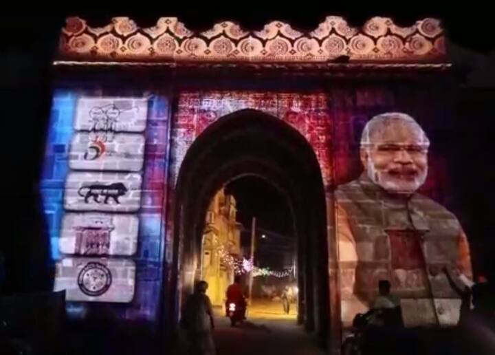 વડનગર: વડાપ્રધાન બન્યા બાદ નરેન્દ્ર મોદી પ્રથમવાર વડનગરની મુલાકાતે આવી રહ્યા છે. ત્યારે પૈરાણિક નગરી વડનગરને દુલ્હનની જેમ શણગારવામાં આવી છે. વડનગરની ચારે બાજુથી રોશનીથી ઝળહળી ઉઠ્યું છે. રંગબેરંગી લાઇટોથી શણગાર કરવામાં આવ્યો છે. 