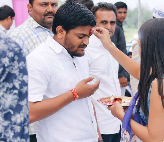ઓબીસી ક્ષત્રિય ઠાકોર સેનાના પ્રમુખ અલ્પેશ ઠાકોરે સોમવારે પોતાની રાજકીય વ્યૂહરચના જાહેર કરવાના છે ત્યારે અલ્પેશ ઠાકોર અંગે પૂછાતાં હાર્દિક પટેલે જણાવ્યું કે,અલ્પેશ ઠાકોરનો સાગે નિર્ણય હશે તો તેની સાથે જોડાઈશું. અમને સમાજના હિત માટે કામ કરનારા કોઈની સાથે હાથ મિલાવવામાં વાંધો નથી.