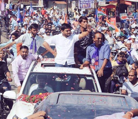મોડાસા: પાટીદાર અનમાત આંદોલન સમિતી (પાસ)ના કન્વીનર હાર્દિક પટેલે ગુજરાતમાં સત્તા પરિવર્તનની હાકલ કરતાં કહ્યું કે, ગુજરાતની પ્રજા પરિવર્તન ઇચ્છી રહી છે. તેણે ઉમેર્યું કે, અમારી લડાઇ ભાજપ કે કોંગ્રેસ સાથે નથી પણ આ લડાઇ ગુજરાતની 6.50 કરોડ જનતા માટે છે.