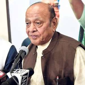 બીજી તરફ શંકરસિંહની પાર્ટીમાં તેમના પુત્ર મહેન્દ્રસિંહ વાઘેલા નહીં જોડાય. મહેન્દ્રસિહંનાં નજીકના વર્તુળોમાંથી મળતા નિર્દેશો મુજબ મહેન્દ્રસિંહ વાઘેલા દિવાળી પહેલા જ ભાજપનો ભગવો ખેસ ધારણ કરી લેશે. રાજકારણમાં હવે કદાચ પિતા-પુત્ર સામસામી પાર્ટીમાં મોરચા માંડે તેવા પણ સંજોગો ઉભા થઈ શકે છે.