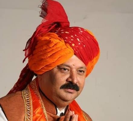 સુરત પશ્ચિમ સીટ પરથી પૂર્ણેશ મોદી, હેમાલી બોગાવાલા, મુકેશ દલાલને ભાજપ ટીકિટ આપે તેવી સંભાવના છે. 