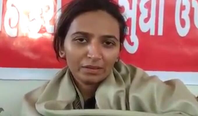 નોંધનીય છે કે, પાસ કન્વીનર રેશ્મા પટેલે રાહુલ ગાંધીને પત્ર લખીને પાટીદારોને કેવી રીતે અનામત આપશે, તે અંગે સ્પષ્ટતા કરવાનું જણાવ્યું છે. ત્યારે તેના પત્ર પછી તેનું આ વલણ ભાજપ તરફી હોવાની પણ ચર્ચા જાગી હતી. આ સમયે જ ભાજપના ખેસ સાથેનો ફોટો વાયરલ થતાં વધુ તર્કવિતર્ક સર્જાયા છે. 