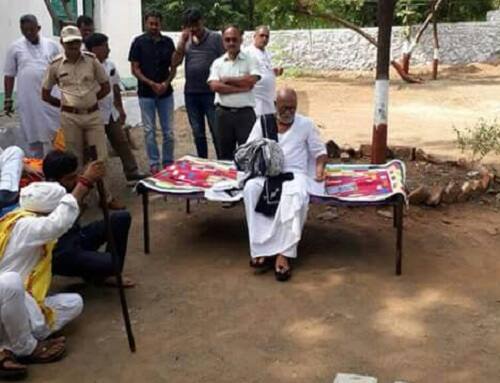 દ્રશ્ય જોઇને લાગે છે કે, સાવજ પણ જાણે બાપુની કથાનું શ્રવણ કરવા આવ્યો છે. 