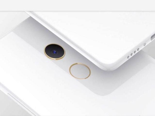  MI MIX 2માં 12 મેગાપિક્સલ અને 5 મેગાપિક્સલ બેક કેમેરાનું સેટઅપ અને 5 મેગાપિક્સલ કેમેરા ફ્રંટ છે. કંપનીનો દાવો છે કે, ફ્રંટ કેમેરામાં ફેસ-રિકગ્નાઈઝેશન ફીચર છે. આ ફીચરની મદદથી તમે ડિવાઈસને અનલોક કરવા માટે ફિંગરપ્રિન્ટની જેમ તમારા ચહેરાનો પણ ઉપયોગ કરી શકો છો. ફોનમાં ફિંગરપ્રિન્ટ સેન્સર પણ આપવામાં આવ્યું છે.