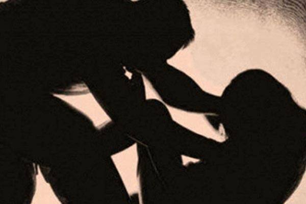 આ બનાવ 30 સપ્ટેમ્બરે કોલકાતાના નંદીગ્રામના સુબદી ગામમાં બન્યો હતો. પીડિત મહિલાએ 2 ઓક્ટોબરે ફરિયાદ કરી હતી. પોલીસ ફરિયાદ બાદ મેડિકલ રિપોર્ટમાં બળાત્કાર ગૂજાર્યાની સ્પષ્ટતા થઈ હતી. અને મહિલાની જુબાની પણ લેવામાં આવી છે. 