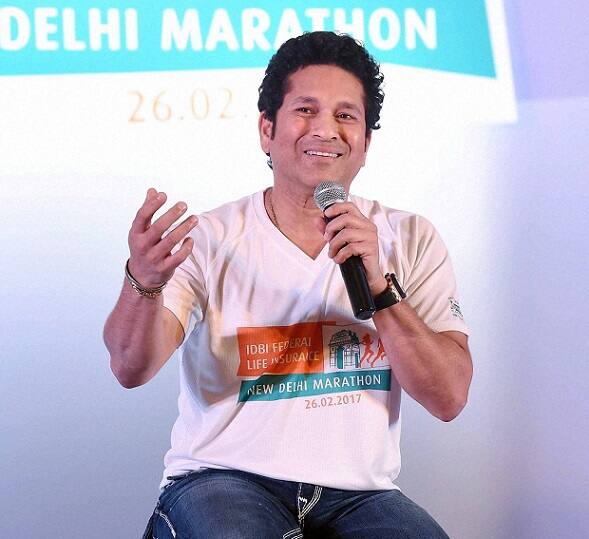  તસવીરમાં સચિન એક હાથમાં ચાની કિટલી રાખી બીજા હાથમાં ટ્રેમાં મૂકેલા ગ્લાસમાં ચા રેડતો દેખાઈ રહ્યો છે. તેણે તસવીરને કેપ્શન આપતા લખ્યું કે, ‘રિટાયર્મેન્ટ પછી ટી ટાઈમમાં હવે નવા બોલને રમવાની કે નોટઆઉટ રહેવાની કોઈ ચિંતા કરવાની જરૂર નથી.’ સચિનની આ તસવીરને પસંદ તો કરવામાં આવી જ રહી છે સાથે સાથે કેટલાક યૂઝર્સ તેને પૂછી રહ્યાં છે કે, ‘શું તમારો ઈરાદો આગામી વડાપ્રધાન બનવાનો છે.’ કેટલાક યૂઝર્સ તેને ભાજપ જોઈન કરવા માટે કહી રહ્યાં છે.