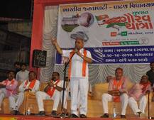 નીતિન પટેલ ભાષણ આપવા ઊભા થયા ને ખુરશીઓ ઉછળી, કોણે ઉછાળી ખુરશીઓ? જાણો