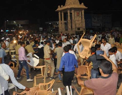 નાયબ મુખ્યમંત્રીએ જોરદાર ફટકાબાજી કરતાં દેખાવકારોને જણાવ્યું હતું કે તમારો જન્મ પણ થયો ન હતો અને ગળથૂથી પણ પીધી નહીં હોય ત્યારનો હું પાટીદાર નેતા છું. અમે મહેસાણા અને અમદાવાદમાં યુવાનો માટે શૈક્ષણિક સંસ્થાઓ ચલાવીએ છીએ અને હજારો છોકરાઓ ભણે છે. કરોડોનો મિકલત કરી છે. તમે શાના આંદોલનો કરો છો. 