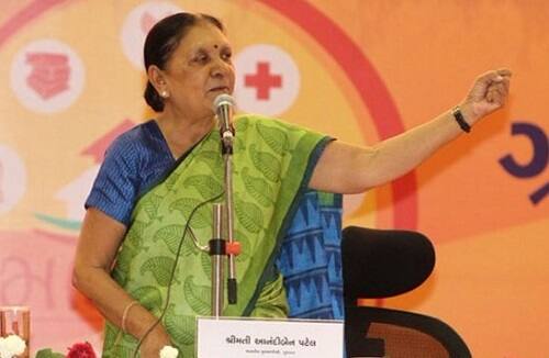 આનંદીબેને રાહુલને જણાવ્યું કે, આ ગુજરાતની મહિલાઓ છે જે ઔરંગઝેબ, ગઝની કે અંગ્રેજોથી પણ ડરી નથી, તો રાહુલ ગાંધીથી તો ક્યાંથી ડરે.