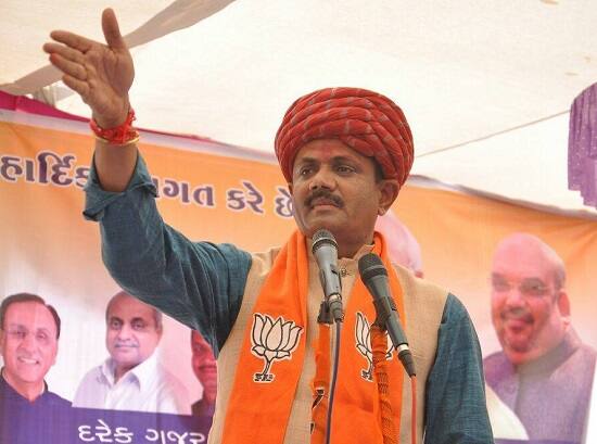 અમદાવાદ: ભાજપની હાલત એક સાંઘો ત્યાં તેર તુટે તેવી સ્થિતિ છે. ત્યારે પાટીદાર અનામતની માગણી કરતાં પાટીદારો ભાજપના પ્રદેશ પ્રમુખ જીતુ વાઘાણીનો વિરોધ કરતાં હતાં. હવે ગુજરાત કારડિયા રાજપુત સમાજે પણ જીતુ વાઘાણી સામે મોરચો માંડવાનું એલાન કરી દીધું છે. જેના ભાગરૂપે 15 ઓક્ટોબરે ભાવનગરમાં કારડિયા રાજપુતનું રાજ્યવ્યાપી સંમેલન પણ બોલાવવામાં આવ્યું છે.