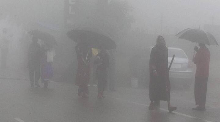 જયારે અપર એર સાયક્લોનીક સરક્યુલેશનની અસરોને કારણે આગામી 24 કલાકમાં ખાસ કરીને રાજ્યનાં સૌરાષ્ટ્ર અને દક્ષિણ ગુજરાતનાં દરિયાકાંઠાનાં વિસ્તારોમાં મધ્યમથી ભારે વરસાદની શક્યતા છે. જયારે રાજ્યનાં કેટલાંક વિસ્તારોમાં વરસાદી ઝાપટા પડવાની વકી હવામાન વિભાગે વ્યક્ત કરી છે.