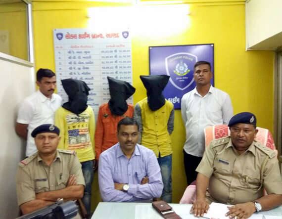 ખંભાત રોડ સ્થિત ઈલાપાર્ક સ્થિત ખંડેર હાલતમાં આવેલી દુકાનમાંથી છઠ્ઠી ઓક્ટોબરે મહીયારીના તલાટી ઈન્દ્રજીતસિંહનો મૃતદેહ મળી આવ્યો હતો. આ મામલે આણંદ લોકલ ક્રાઈમ બ્રાન્ચની ટીમે સઘન તપાસ હાથ ધરતાં મૃતકને કલોદરામાં રહેતી એક યુવતી સાથે પ્રેમસંબંધ હોવાનું ખૂલ્યું હતું. પોલીસે આ દિશામાં તપાસ કરતાં યુવતીના નિકાહ ગામના જ મોઈનખાન ઉર્ફે ભોલો ઉમરખાન બસીરખાન પઠાણ સાથે થવાના હતા.