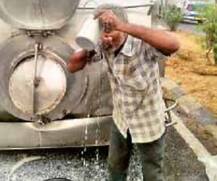 પાલનપુરમાં ટેન્કર પલટ્યું ને લોકોએ આ રીતે કરી પડાપડી, બરણીઓ અને ડોલોથી લોકોએ પીધું દુધ