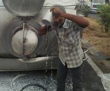 પાલનપુરમાં ટેન્કર પલટ્યું ને લોકોએ આ રીતે કરી પડાપડી, બરણીઓ અને ડોલોથી લોકોએ પીધું દુધ