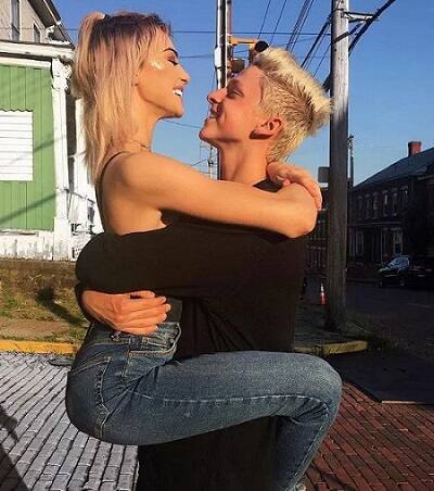 બટલ દબાઈ જતાં તે બંને સોશિયલ મીડિયા પર લાઈવ થઈ ગયા હતા. જે પણ અંગતપળો માણી રહ્યા હતા તે લાઈવમાં જોવા મળી રહ્યું હતું. આને કારણે તેના ફોલોઅર્સ તેને કોમેન્ટ કરી રહ્યા હતાં.