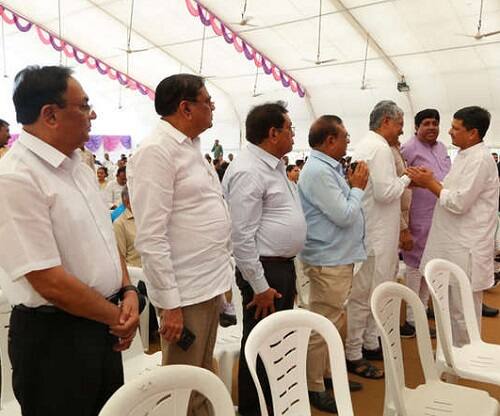 જેતપુર: લેઉવા પટેલ સમાજના એકતાના પ્રતિક સમા ખોડલધામમાં શનિવારે સમાજના ભાજપ અને કોંગ્રેસના અગ્રણીઓની બેઠક યોજાઇ હતી. ખોડલધામ પ્રમુખ પરેશ ગજેરાએ કહ્યું હતું કે, નરેશ પટેલ આગામી વિધાનસભાની ચૂંટણી લડવાના નથી. નરેશ પટેલ કે તેનો પરિવાર રાજકારણમાં આવવા ઇચ્છતો નથી. આવી જાહેરાત સાથે જ તમામ રાજકીય અટકળોનો અંત આવ્યો હતો.