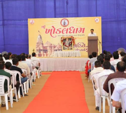 ખોડલધામમાં લેઉવા પટેલ સમાજના ભાજપ અને કોંગ્રેસના આગેવાનોની બેઠક મળી હતી. જેનો ઉદેશ એ હતો કે, ચૂંટણીને લઇને સમાજની એકતા તૂટવી ન જોઇએ. 