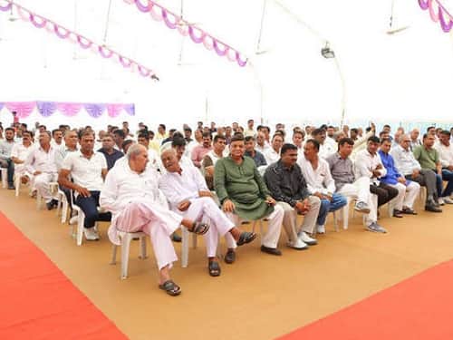 બેઠકમાં નરેશ પટેલ, રાજકોટ ભાજપના ધારાસભ્ય ગોવિંદ પટેલ સહિત કોંગ્રેસના પણ મોટી સંખ્યામાં આગેવાનો ઉપસ્થિત રહ્યા હતા. 