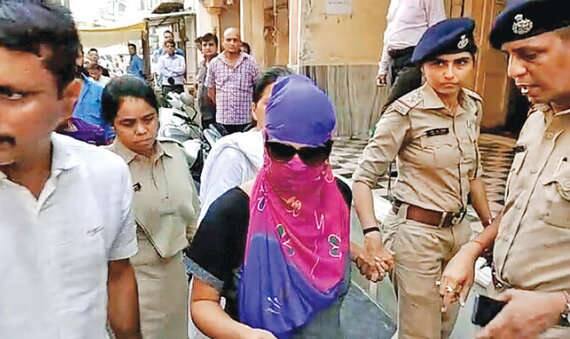 સુરતઃ દિગમ્બર જૈન સમાજના આચાર્ય શાંતિસાગર (ઉં. 49) સામે 19 વર્ષની યુવતી પર દુષ્કર્મ આચરવાની ફરિયાદ પછી તેમની શનિવારે રાત્રે ધરપકડ કરી મોડીરાત્રે મેડિકલ ટેસ્ટ માટે નવી સિવિલ હોસ્પિટલ ખાતે લઈ જવાયા હતા. ત્યા શાંતિસાગરે દાવો કર્યો કે તેમની સામે ખોટો આક્ષેપ કરાયો છે.