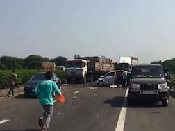 વડોદરા: એક્સપ્રેસ હાઈવે પર મર્સિડિઝ- સિલેરીયા કાર વચ્ચે અકસ્માત, લોકોએ દારૂ-બિયરની કરી લૂંટ