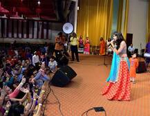 USમાં કિંજલ દવેની ધૂમ, સ્ટેજ પર જ લગાવ્યા ઠૂમકા, તસવીરો લેવા લોકોની પડાપડી