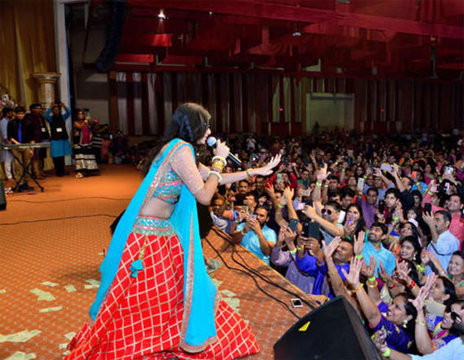 USમાં ‘ચાર ચાર બંગળી વાળી...’ગીત પર કિંજલ દવે ગુજરાતીઓને કર્યા પાગલ, આવો હતો માહોલ