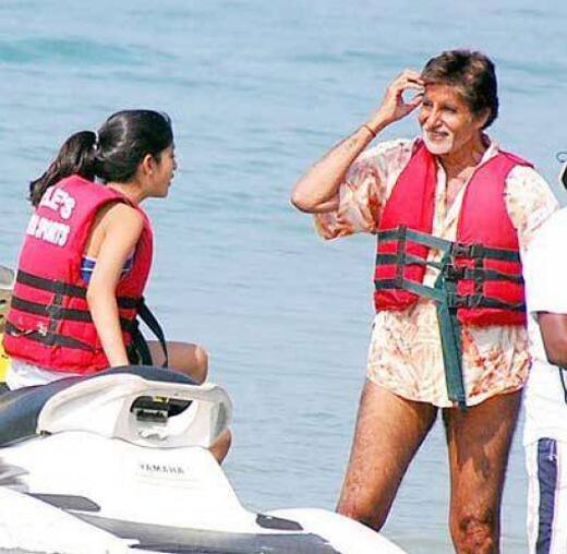 અમિતાભ આ ખાસ અવસર પર વાઈફ જયા બચ્ચન, દીકરા અભિષેક બચ્ચન, વહૂ ઐશ્વર્યા રાય બચ્ચન, દીકરી શ્વેતા બચ્ચન નંદા, પૌત્રી નવ્યા નવેલી અને આરાધ્યાની સાથે એન્જોય કર્યું હતું. એક લીડિંગ ડેલી પ્રમાણે આ દિવસેને કેવી રીતે ખાસ બનાવાય તે માટે પ્લાનિંગ અભિષેક, વહૂ ઐશ્વર્યા અને દીકરી શ્વેતાએ મળીને પ્લાન કર્યો હતો. 