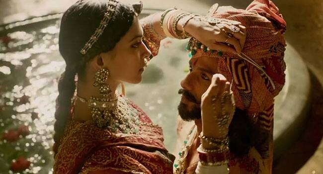  આ પહેલા પણ પદ્માવતીનું ટ્રેલર રિલીઝ થવાનું હતું ત્યારે પણ આ વિવાદ સામે આવ્યો હતો. રાજપૂતાના સંગઠનોમાં ફિલ્મમાં રાણી પદ્માવતીના ચરિત્રને ખોટી રીતે રજૂ કરવાનો આરોપ લગાવતા રાજસ્થાનમાં બનેલ સેટમાં તોડફોડની સાથે મારપીટ જેવી ઘટના પણ બની હતી. 